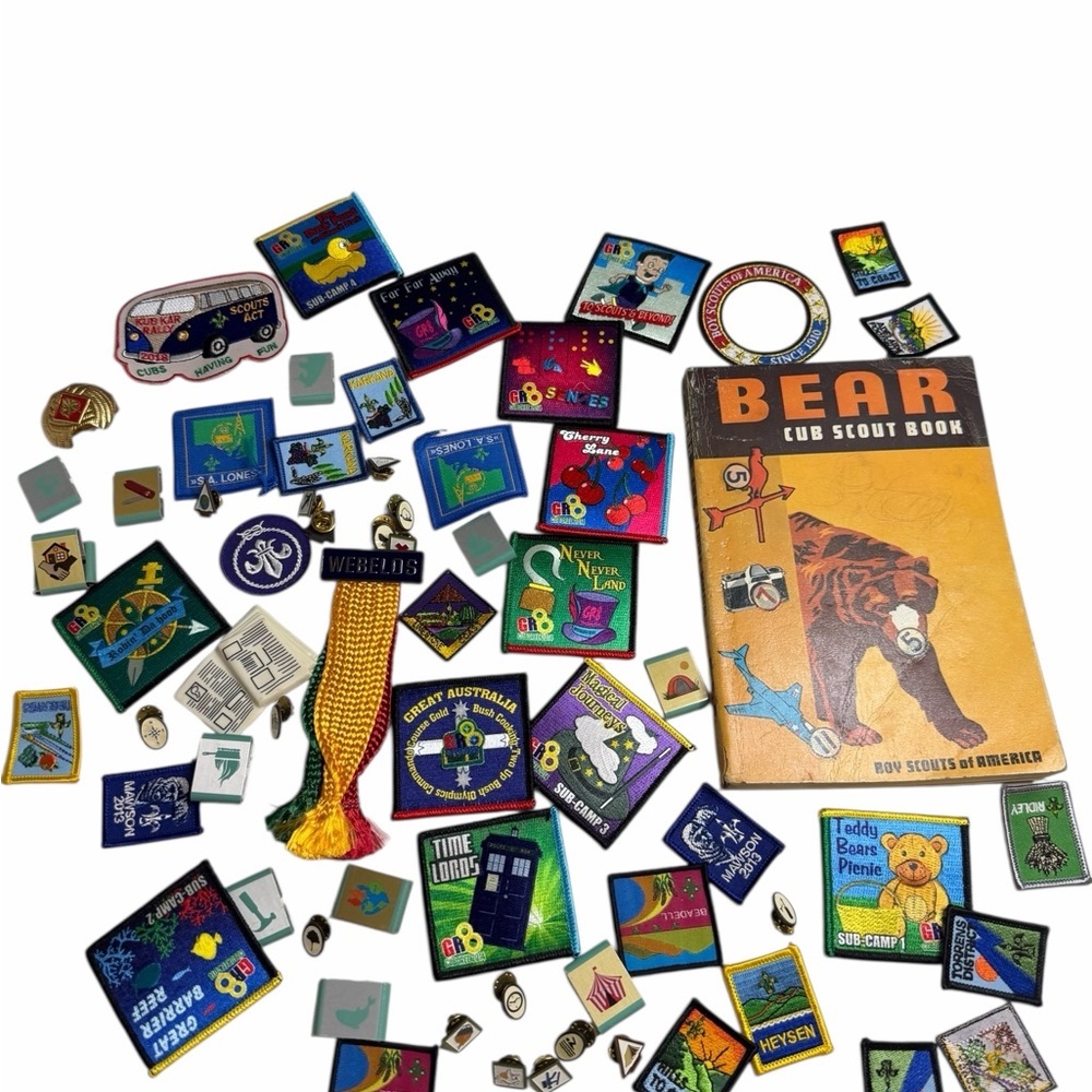 Cub Scout Book and Patch Collection + 50 itens